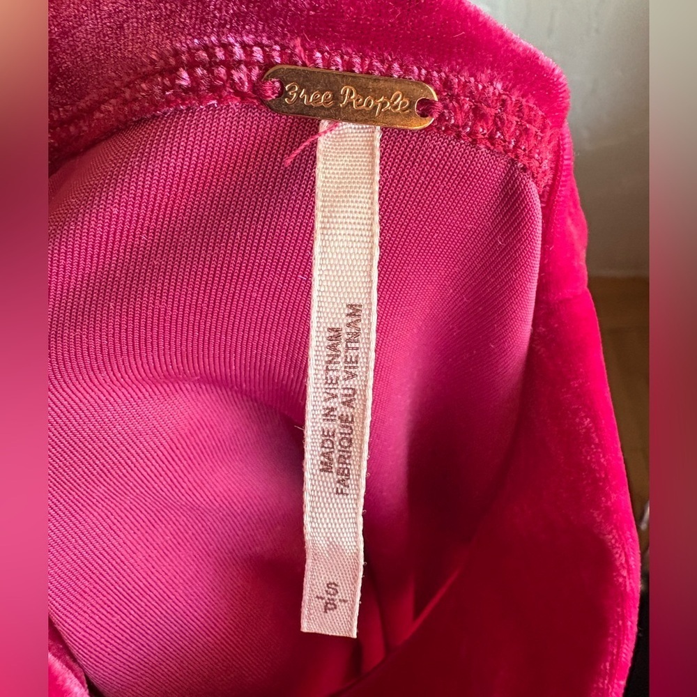 Free People Hot Pink Velvet
Puff Sleeve Mock Neck Tee Women's
Small preloved - Picture 2 of 11